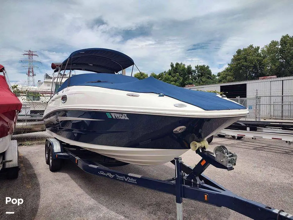 2011 Sea Ray sundeck 260