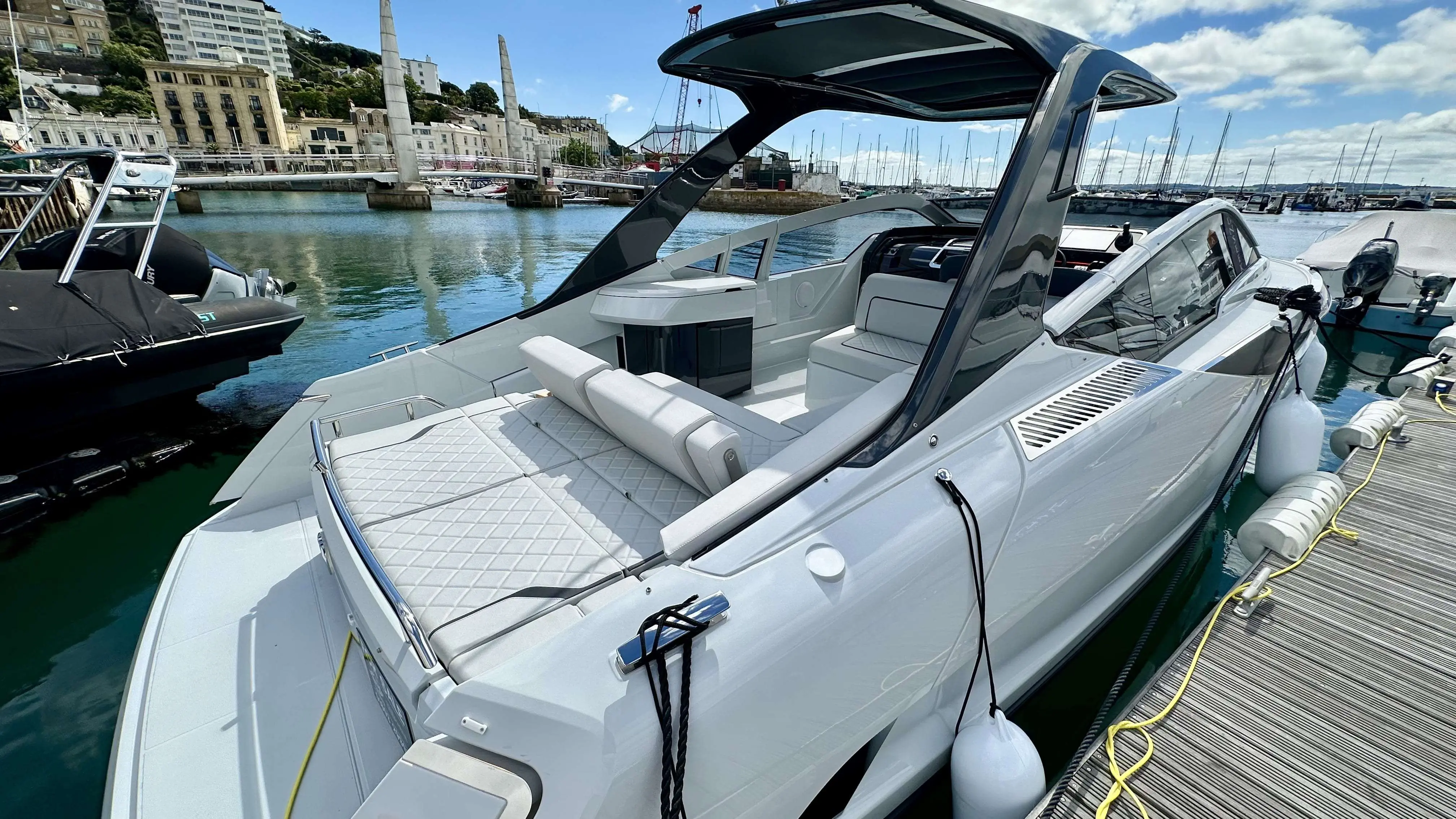 2023 Fairline f33