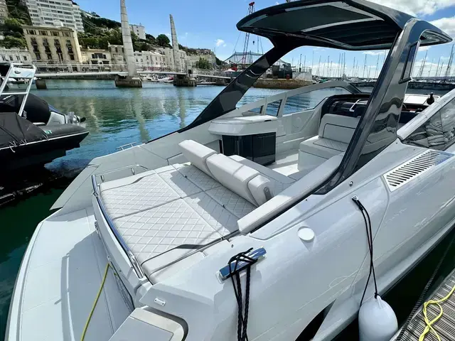 Fairline F33