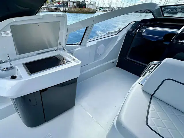 Fairline F33