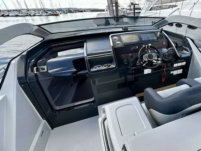 Fairline F33