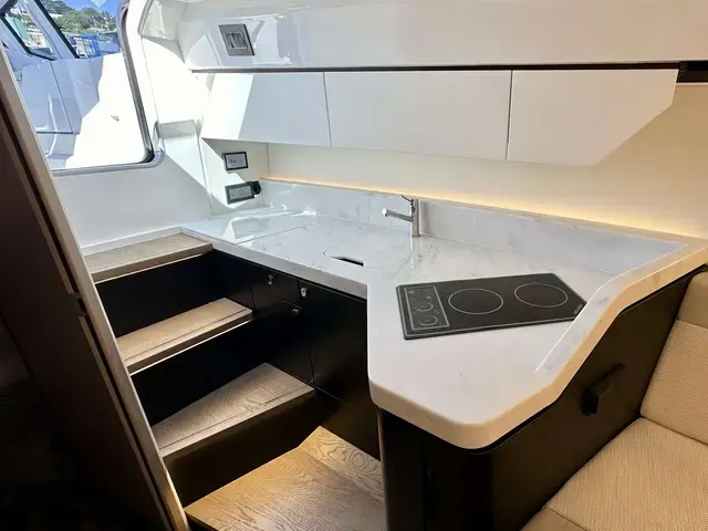 Fairline F33