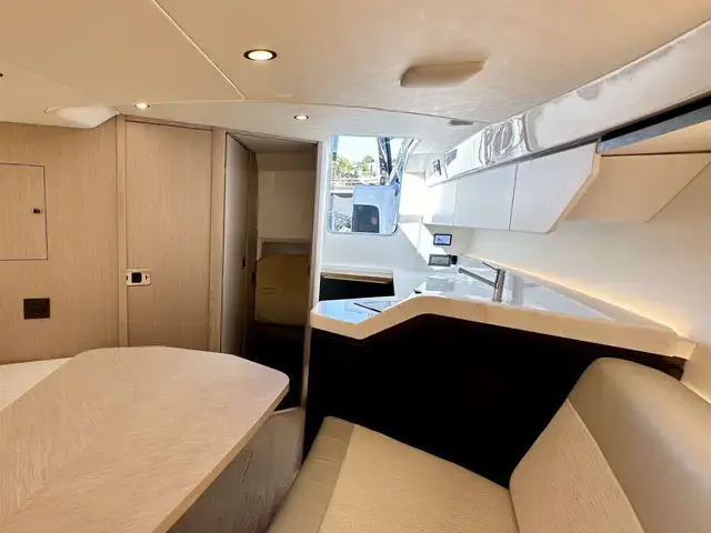 Fairline F33