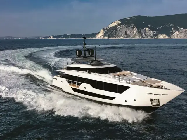 Custom Line 33M Navetta