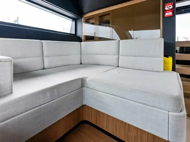 Custom Line 33M Navetta