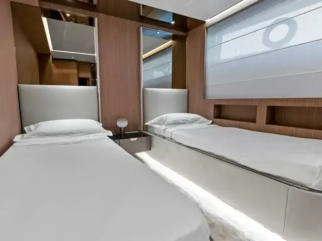 Custom Line 33M Navetta