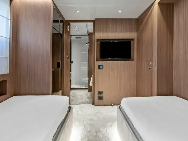 Custom Line 33M Navetta