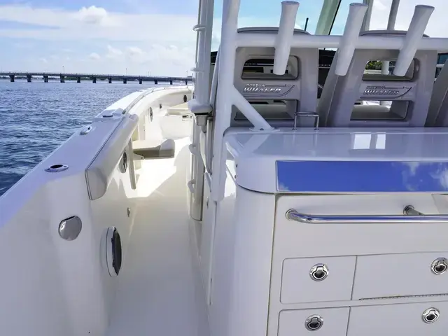 Boston Whaler 350 Outrage