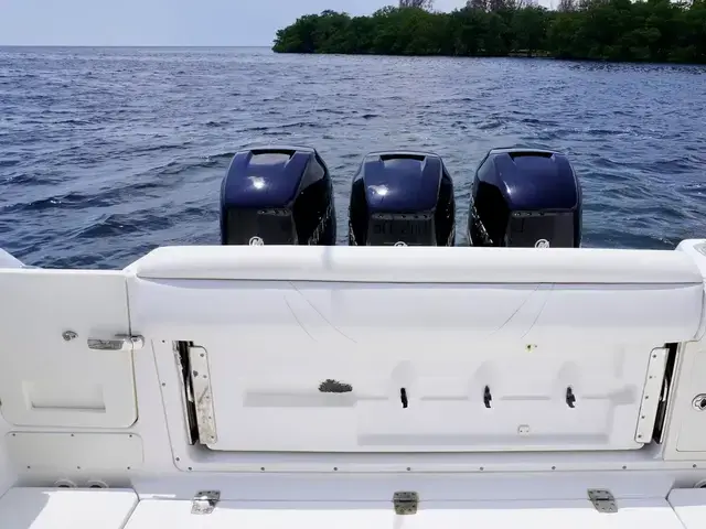 Boston Whaler 370 Outrage