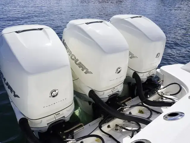 Boston Whaler 350 Outrage