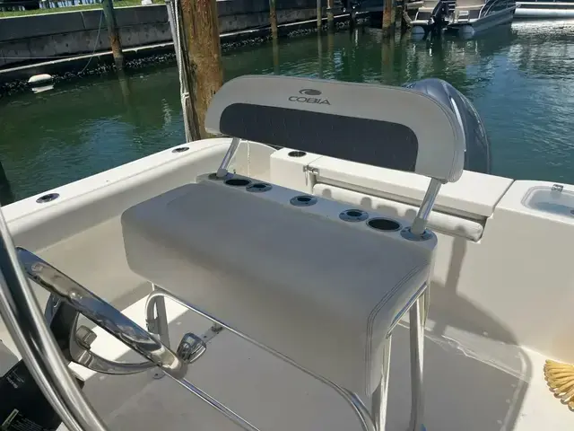 Cobia Boats 220 Center Console