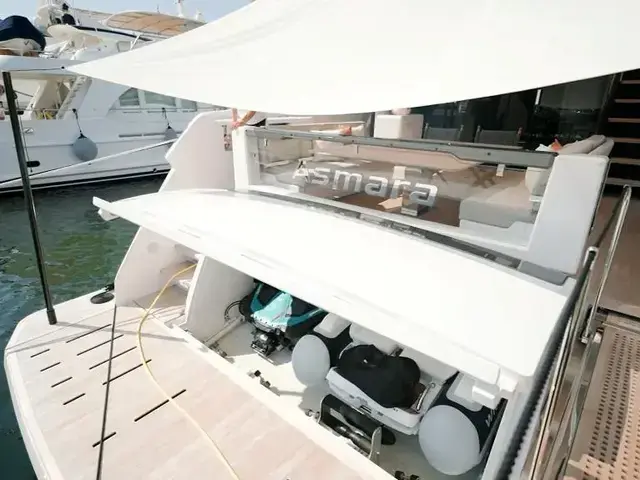 Ferretti Yachts 860