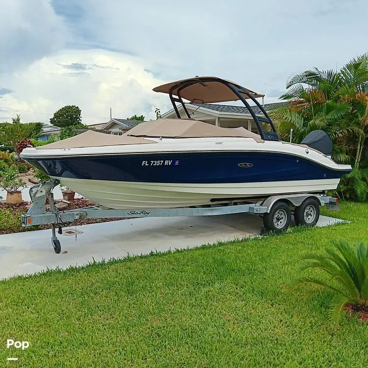 2019 Sea Ray 210 spx