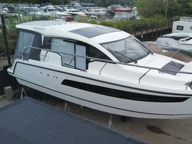 Sealine C335