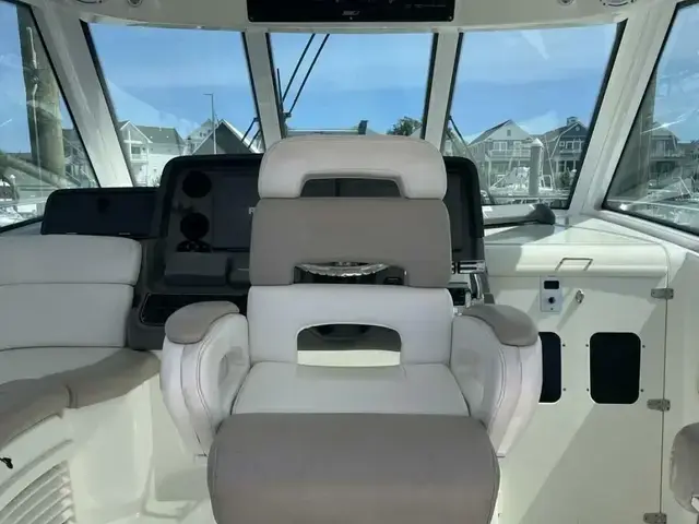 Boston Whaler 345 Conquest