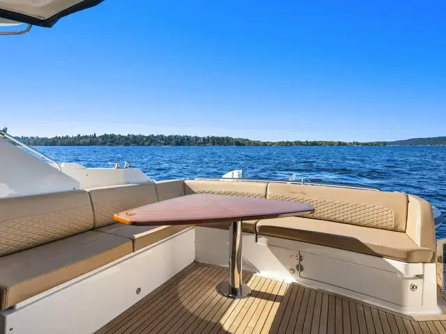 Sea Ray 590 Fly Bridge