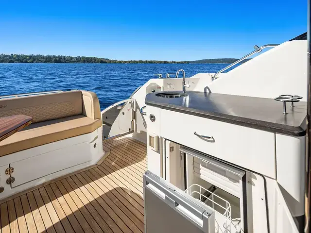 Sea Ray 590 Fly Bridge