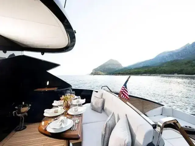 Lazzara Yachts Lsx 67