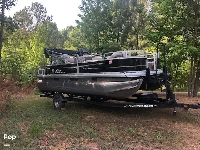 Sun Tracker Fishin' Barge 20 DLX