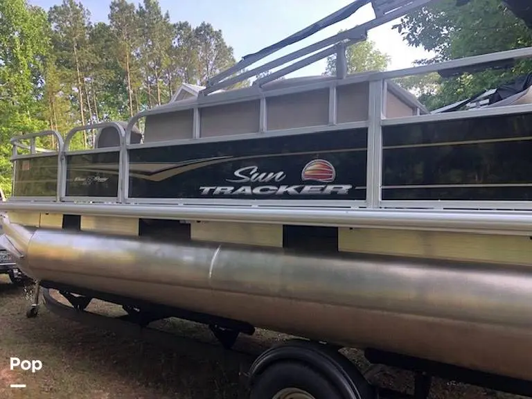 2021 Sun Tracker 20 dlx party barge