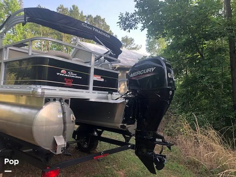 2021 Sun Tracker 20 dlx party barge