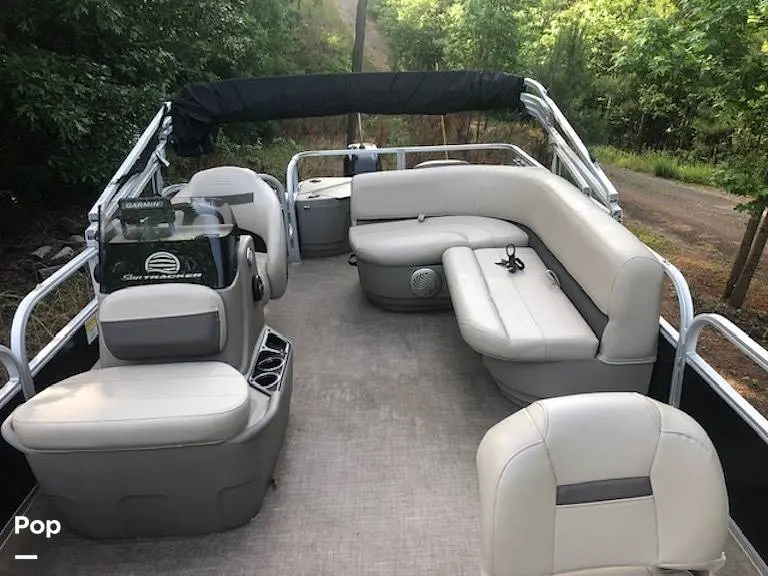 2021 Sun Tracker 20 dlx party barge