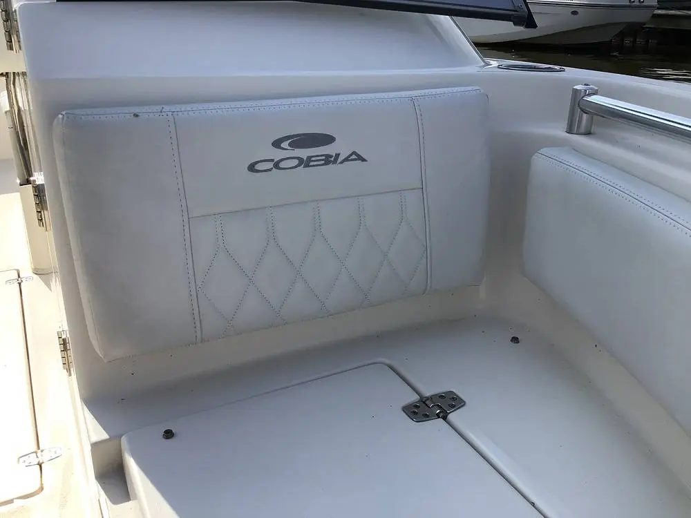 2021 Cobia Boats 220 dc