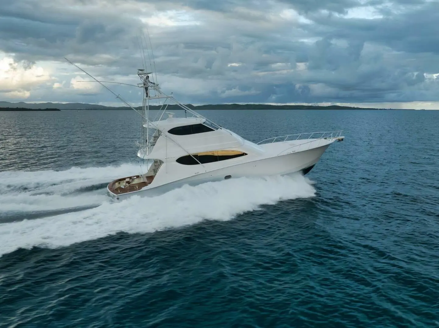 2006 Hatteras 68 enclosed bridge