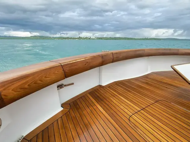 Hatteras 68 Enclosed Bridge