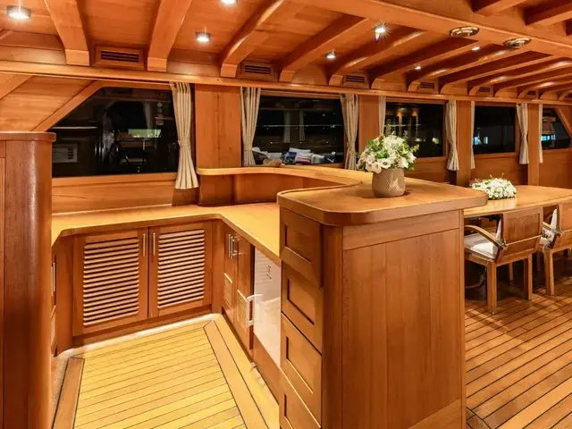 EAST YACHTING Custom