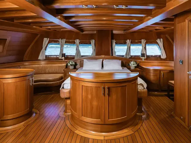 EAST YACHTING Custom