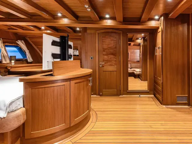 EAST YACHTING Custom