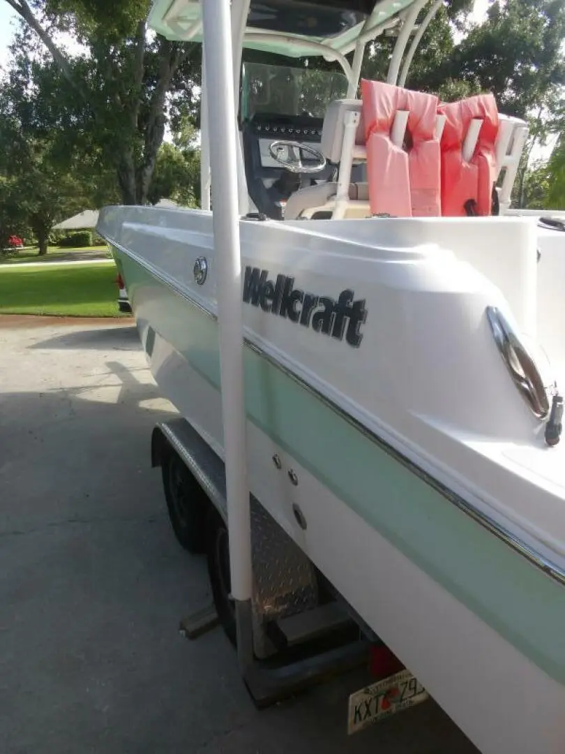 2018 Wellcraft 222 fisherman