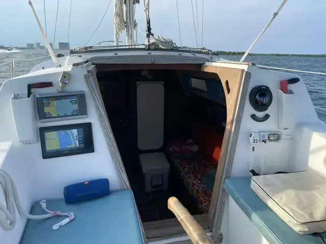 Islander 28