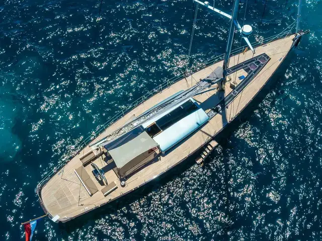 KM YACHTBUILDERS Custom