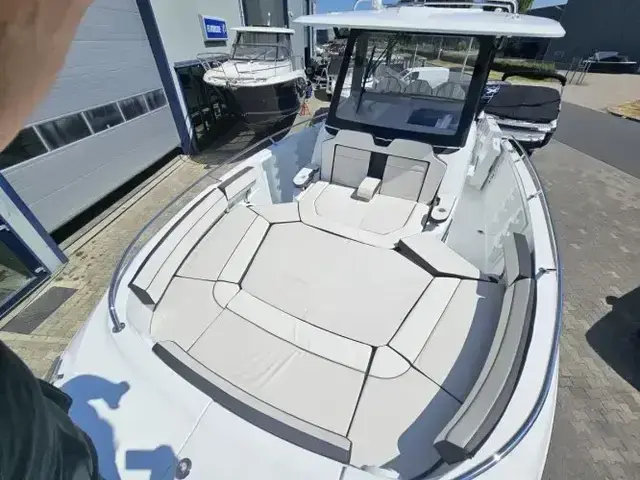 Jeanneau Cap Camarat 10.5 Center Console