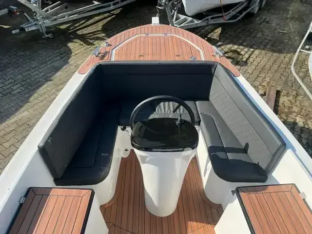 Maxima boats 650 Flying Lounge met boegschroef