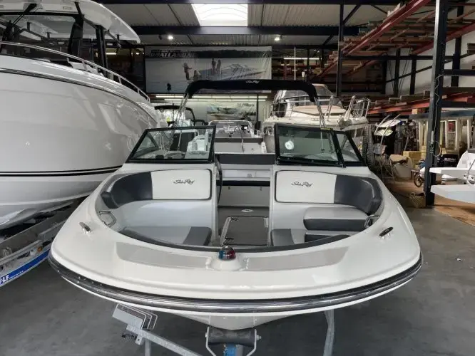 2017 Sea Ray 210 spx