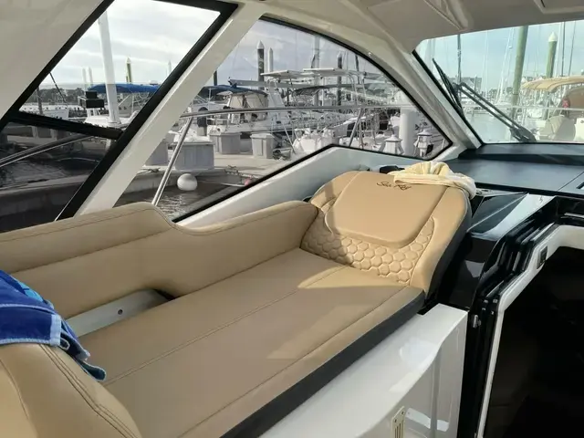 Sea Ray Sundancer 350 Coupe