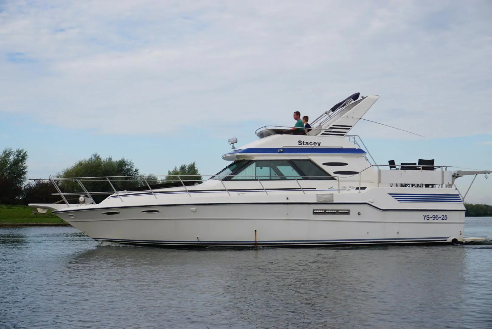 1989 Sea Ray 415 aft cabin