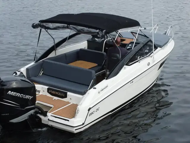 Parker Boats 690dc