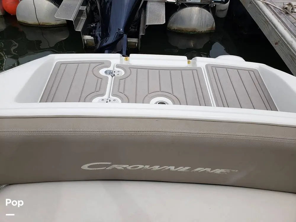 2022 Crownline e235xs