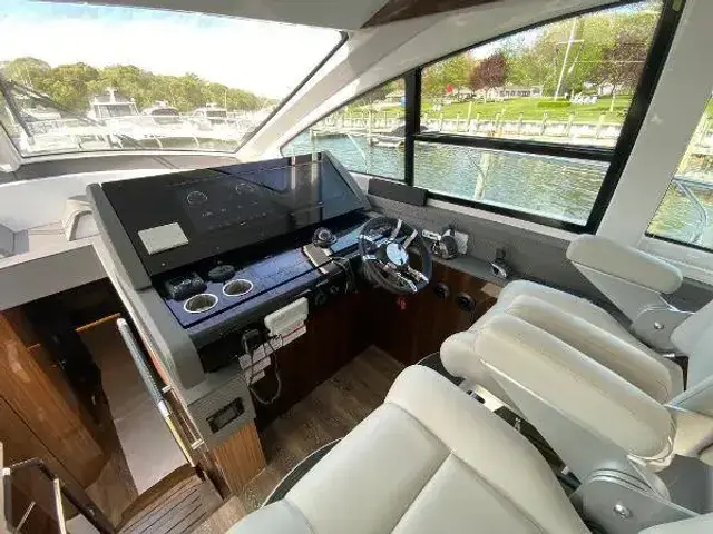 Cruisers Yachts 60 Fly