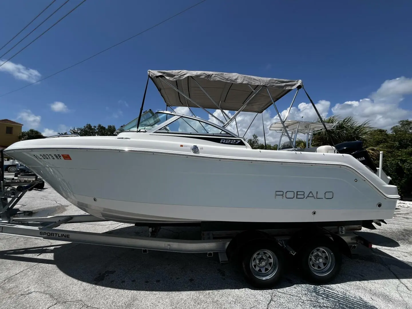 2017 Robalo r227