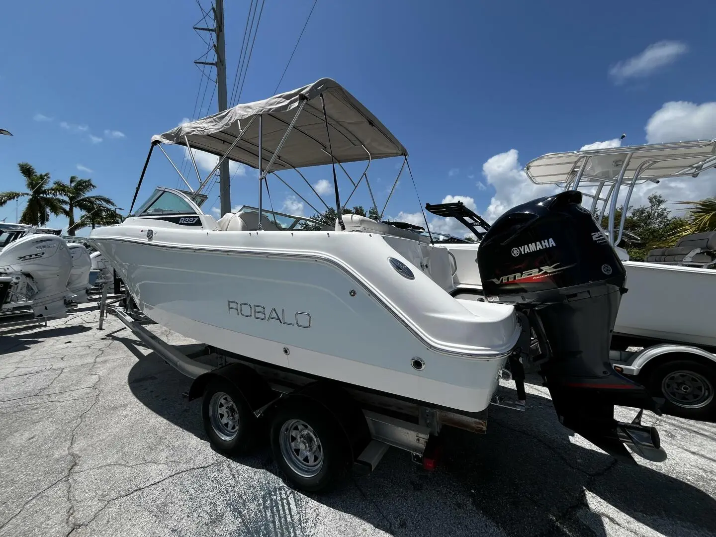 2017 Robalo r227