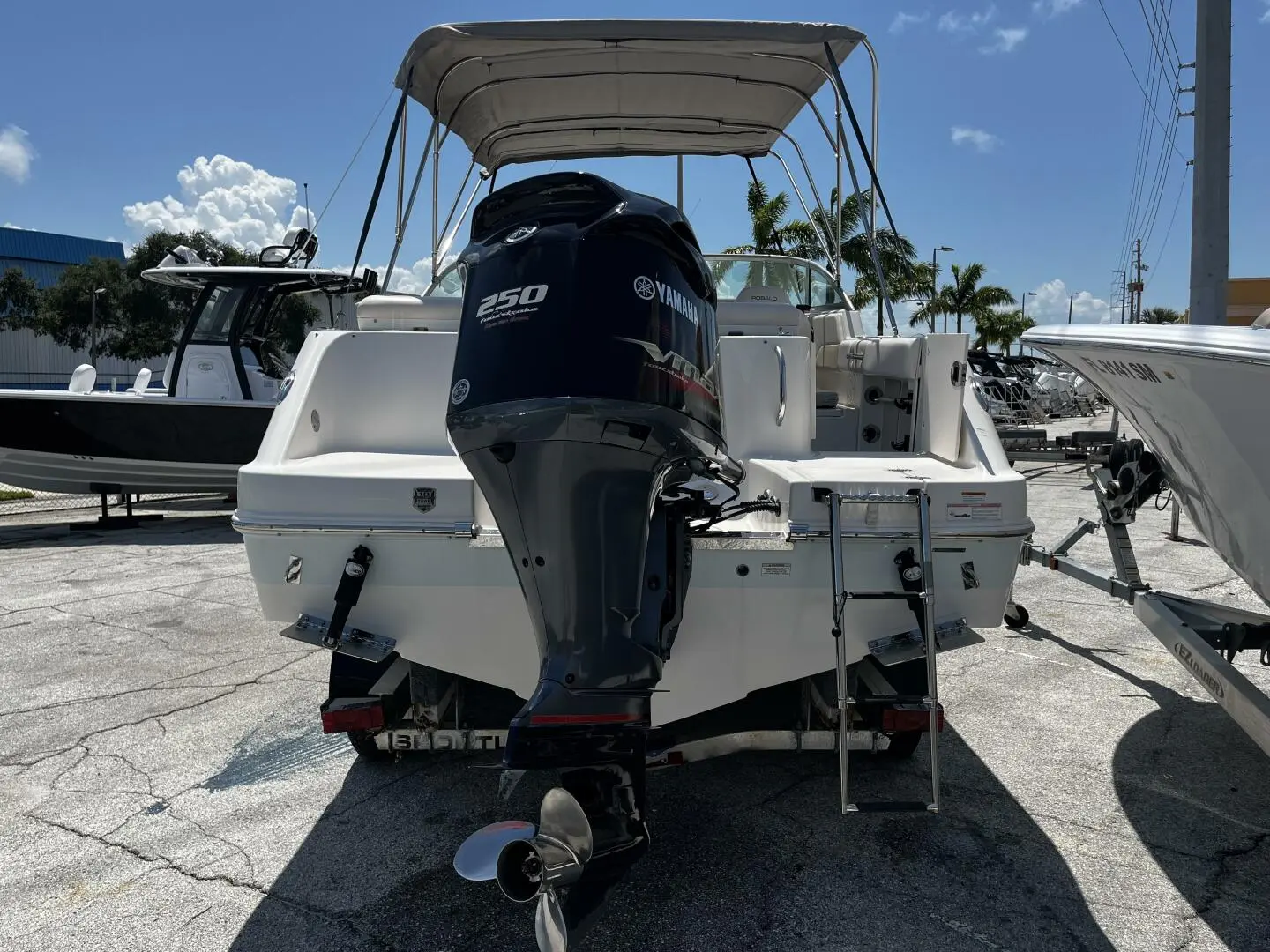 2017 Robalo r227