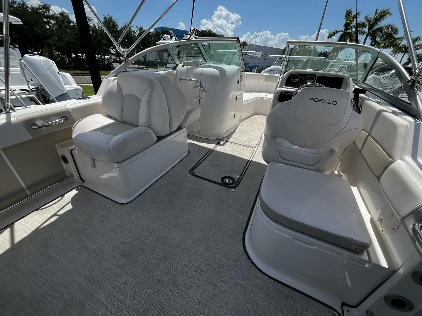 2017 Robalo r227