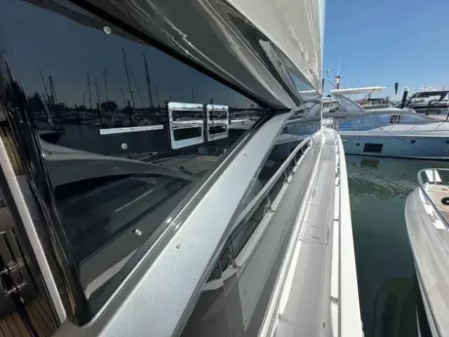 Azimut Flybridge 68