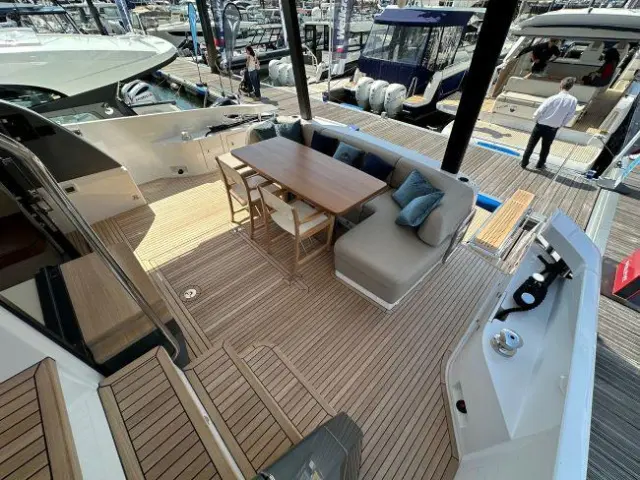 2024 Azimut flybridge 68