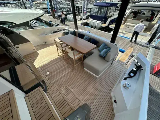 Azimut Flybridge 68